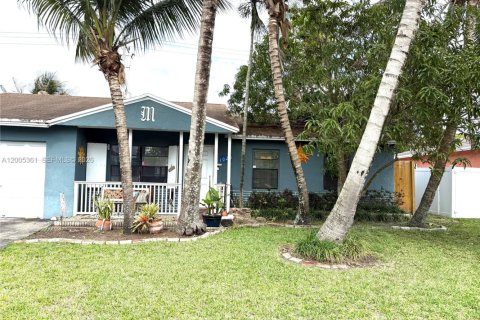 House in North Lauderdale, Florida 3 bedrooms, 100.98 sq.m. № 2069490
