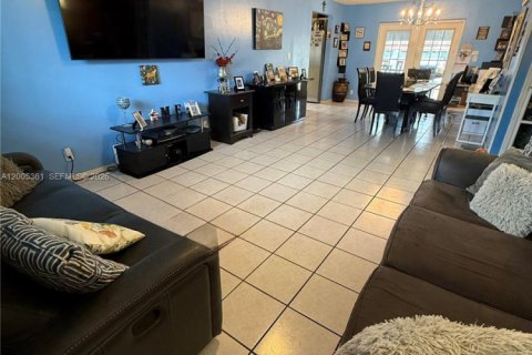 House in North Lauderdale, Florida 3 bedrooms, 100.98 sq.m. № 2069490 - photo 6