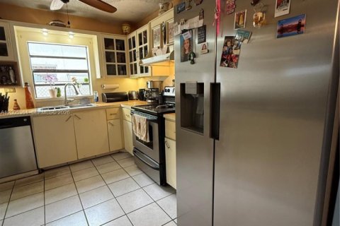 House in North Lauderdale, Florida 3 bedrooms, 100.98 sq.m. № 2069490 - photo 9