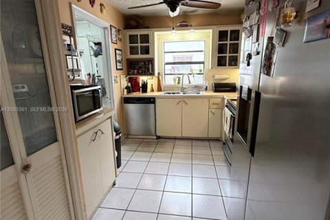 House in North Lauderdale, Florida 3 bedrooms, 100.98 sq.m. № 2069490 - photo 10