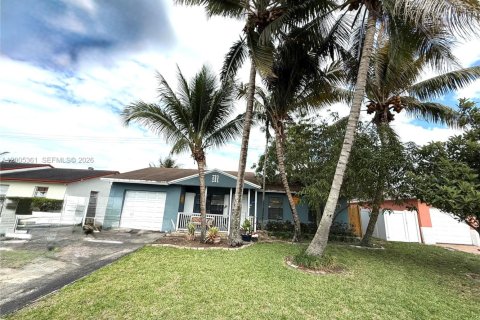 House in North Lauderdale, Florida 3 bedrooms, 100.98 sq.m. № 2069490 - photo 2
