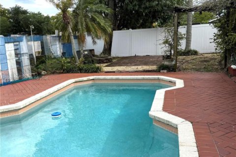 House in North Lauderdale, Florida 3 bedrooms, 100.98 sq.m. № 2069490 - photo 17