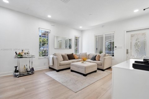 Купить виллу или дом в Майами, Флорида 2 спальни, 127.74м2, № 2064784 - фото 2