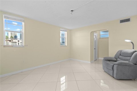 Снять в аренду кондоминиум в Авентура, Флорида 2 спальни, 100.61м2, № 1942403 - фото 14