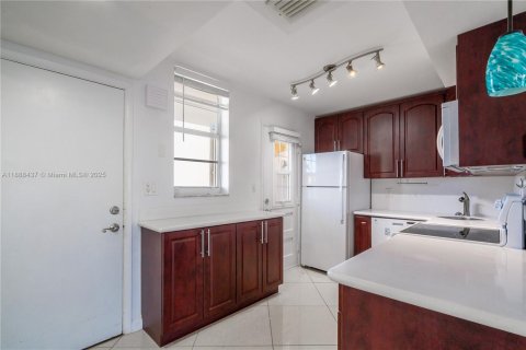 Снять в аренду кондоминиум в Авентура, Флорида 2 спальни, 100.61м2, № 1942403 - фото 2