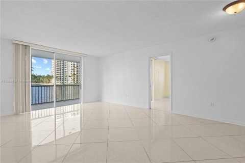 Снять в аренду кондоминиум в Авентура, Флорида 2 спальни, 100.61м2, № 1942403 - фото 10