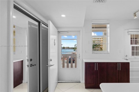 Снять в аренду кондоминиум в Авентура, Флорида 2 спальни, 100.61м2, № 1942403 - фото 1