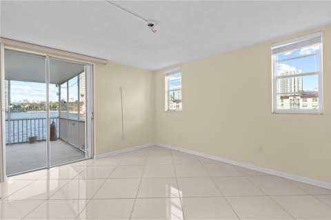 Снять в аренду кондоминиум в Авентура, Флорида 2 спальни, 100.61м2, № 1942403 - фото 13