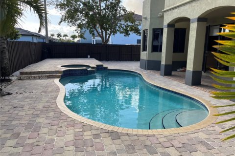 Купить виллу или дом в Майами, Флорида 5 спален, 298.22м2, № 1955543 - фото 1