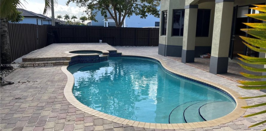 Дом в Майами, Флорида 5 спален, 298.22м2 № 1955543