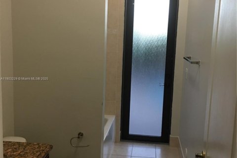 Villa ou maison à vendre à Miami, Floride: 5 chambres, 298.22 m2 № 1955543 - photo 23