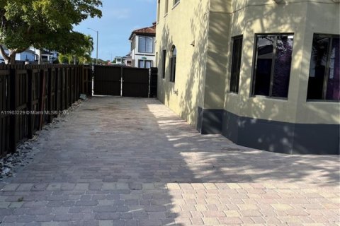 Купить виллу или дом в Майами, Флорида 5 спален, 298.22м2, № 1955543 - фото 8