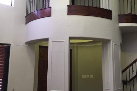 Купить виллу или дом в Майами, Флорида 5 спален, 298.22м2, № 1955543 - фото 11