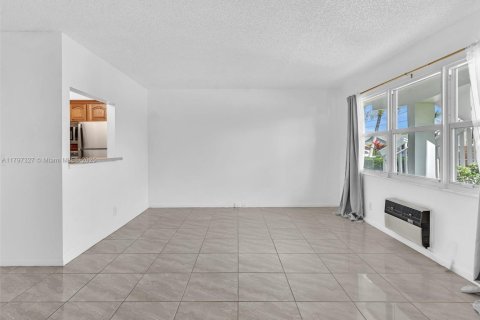 Condo in Deerfield Beach, Florida, 1 bedroom  № 1864435 - photo 15
