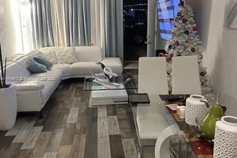 Villa ou maison à vendre à Miami, Floride: 3 chambres, 118.45 m2 № 1970547 - photo 1