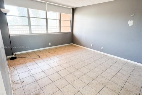 Copropriété à vendre à North Miami Beach, Floride: 1 chambre, 73.39 m2 № 1976165 - photo 2