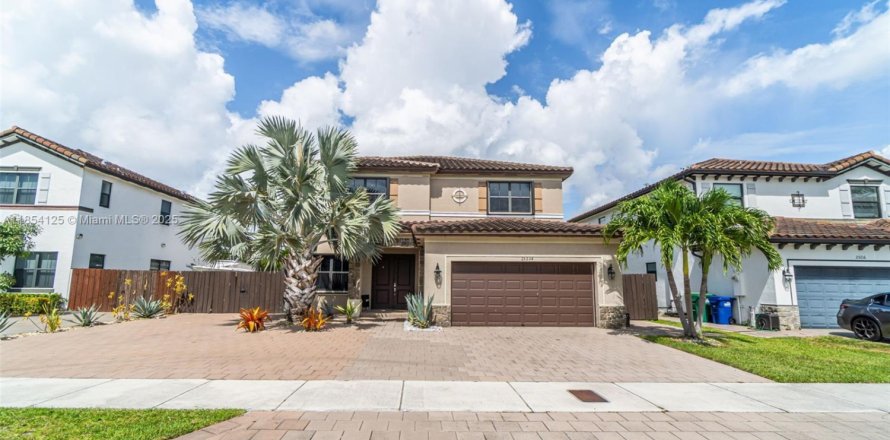 House in Homestead, Florida 4 bedrooms, 277.78 sq.m. № 1878403