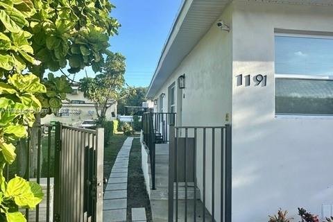 Снять в аренду виллу или дом в Майами, Флорида 2 спальни, 69.49м2, № 1950049 - фото 4