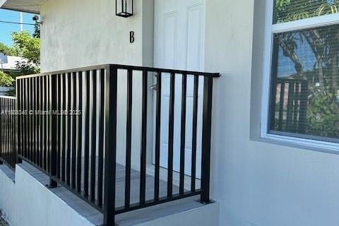 Дом в Майами, Флорида 2 спальни, 69.49м2 № 1950049