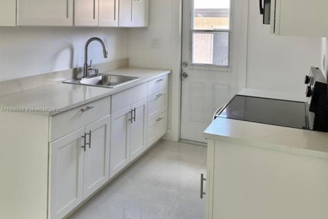 Снять в аренду виллу или дом в Майами, Флорида 2 спальни, 69.49м2, № 1950049 - фото 18