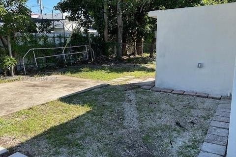 Снять в аренду виллу или дом в Майами, Флорида 2 спальни, 69.49м2, № 1950049 - фото 2