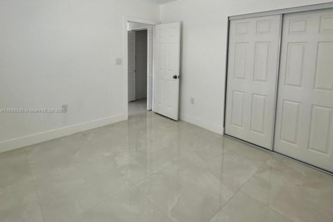 Снять в аренду виллу или дом в Майами, Флорида 2 спальни, 69.49м2, № 1950049 - фото 12