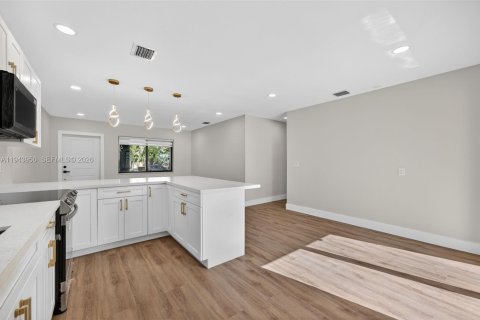 House in Fort Lauderdale, Florida 3 bedrooms, 136.47 sq.m. № 2001727 - photo 11