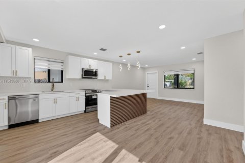 House in Fort Lauderdale, Florida 3 bedrooms, 136.47 sq.m. № 2001727 - photo 12