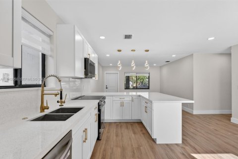 House in Fort Lauderdale, Florida 3 bedrooms, 136.47 sq.m. № 2001727 - photo 10
