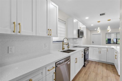 House in Fort Lauderdale, Florida 3 bedrooms, 136.47 sq.m. № 2001727 - photo 9