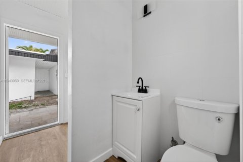 House in Fort Lauderdale, Florida 3 bedrooms, 136.47 sq.m. № 2001727 - photo 30
