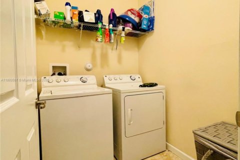 Touwnhouse à louer à Miami, Floride: 3 chambres, 149.39 m2 № 1945531 - photo 8