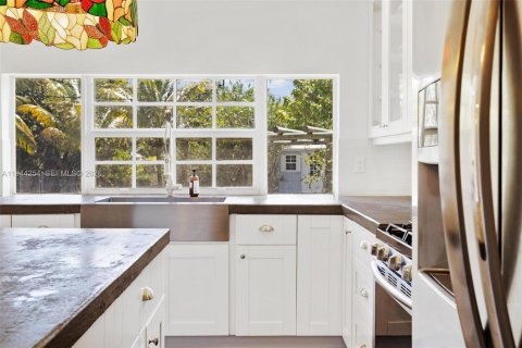 House in Miami, Florida 3 bedrooms, 143.81 sq.m. № 2000697 - photo 13