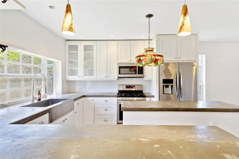 House in Miami, Florida 3 bedrooms, 143.81 sq.m. № 2000697 - photo 11