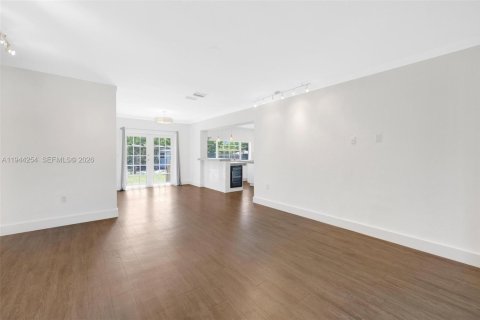 House in Miami, Florida 3 bedrooms, 143.81 sq.m. № 2000697 - photo 7