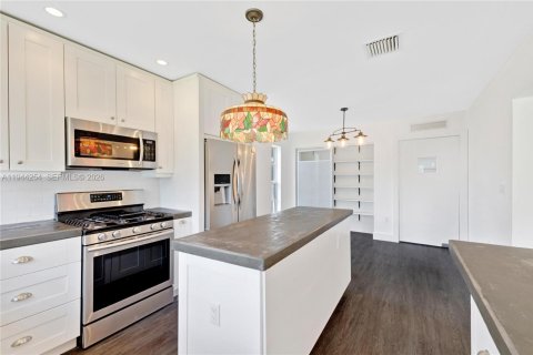 House in Miami, Florida 3 bedrooms, 143.81 sq.m. № 2000697 - photo 12