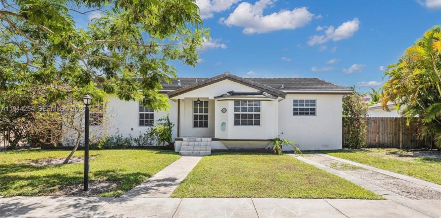 House in Miami, Florida 3 bedrooms, 143.81 sq.m. № 2000697
