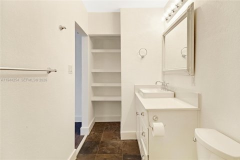 House in Miami, Florida 3 bedrooms, 143.81 sq.m. № 2000697 - photo 24