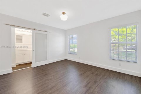 House in Miami, Florida 3 bedrooms, 143.81 sq.m. № 2000697 - photo 22