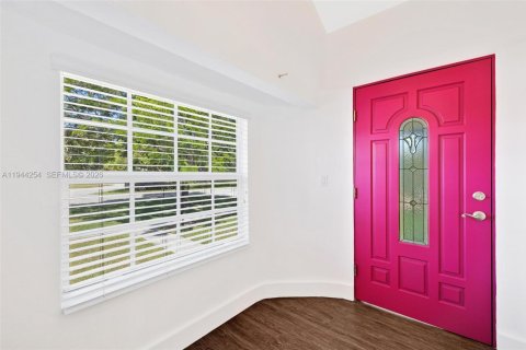 House in Miami, Florida 3 bedrooms, 143.81 sq.m. № 2000697 - photo 3