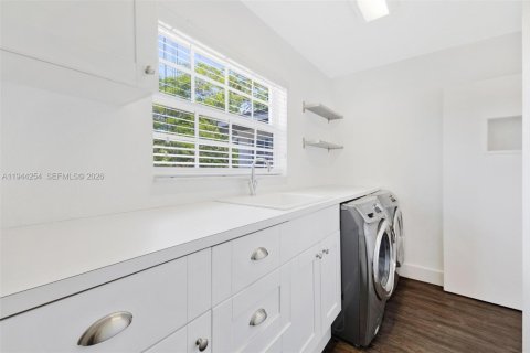 House in Miami, Florida 3 bedrooms, 143.81 sq.m. № 2000697 - photo 15