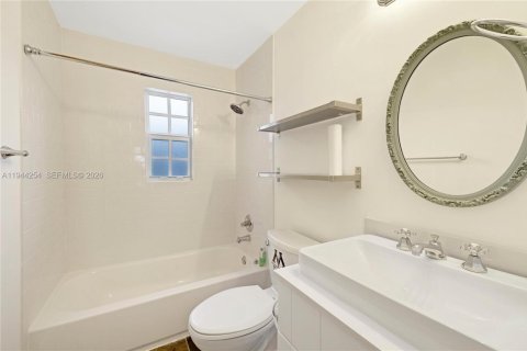 House in Miami, Florida 3 bedrooms, 143.81 sq.m. № 2000697 - photo 19