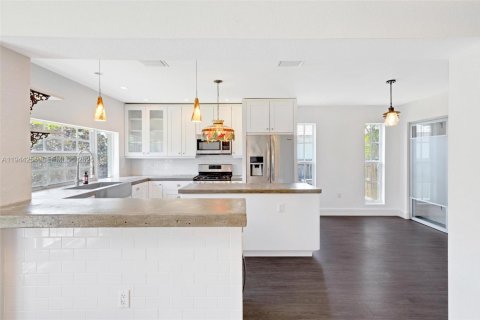 House in Miami, Florida 3 bedrooms, 143.81 sq.m. № 2000697 - photo 8