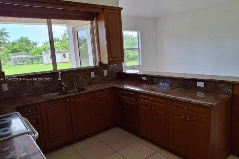 Casa en venta en Miami, Florida, 4 dormitorios, 203.64 m2 № 1828925 - foto 3