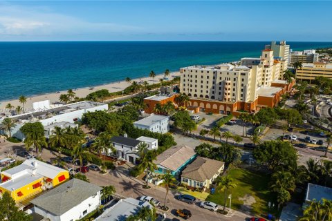 House in Hollywood, Florida 6 bedrooms, 261.43 sq.m. № 2013512 - photo 24