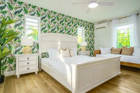 House in Hollywood, Florida 6 bedrooms, 261.43 sq.m. № 2013512 - photo 12