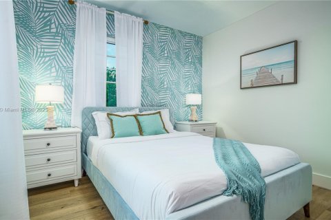 House in Hollywood, Florida 6 bedrooms, 261.43 sq.m. № 2013512 - photo 17