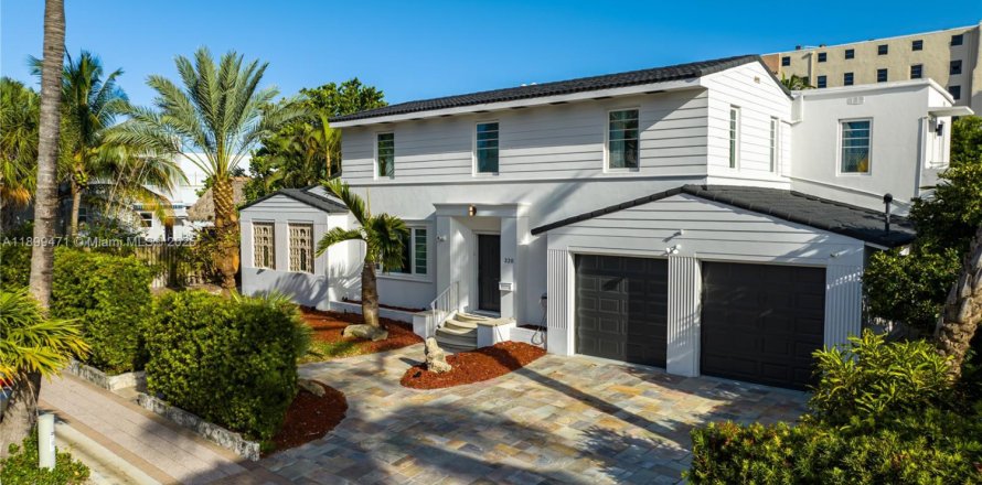 House in Hollywood, Florida 6 bedrooms, 261.43 sq.m. № 2013512