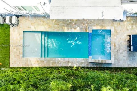 House in Hollywood, Florida 6 bedrooms, 261.43 sq.m. № 2013512 - photo 2