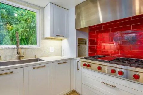 House in Hollywood, Florida 6 bedrooms, 261.43 sq.m. № 2013512 - photo 8